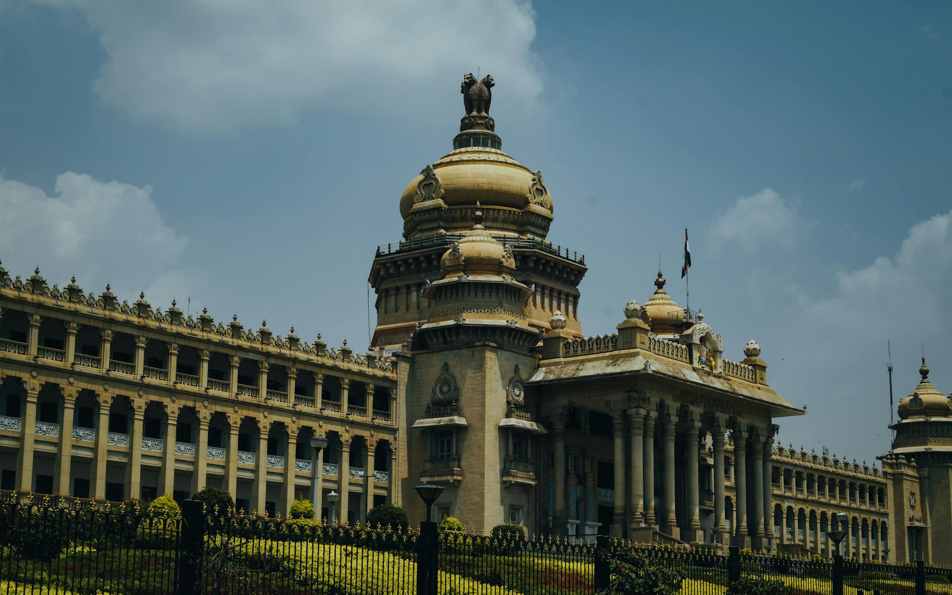 vidhana soudha in bengaluru under clear skies